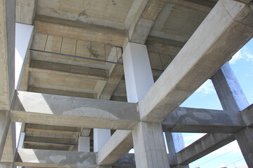 コンクリートの梁や柱で作られた構造物の一部