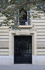 Beautiful facades of late 19th century Haussmann buildings in the 7th arrondissement of Paris - obrazy, fototapety, plakaty