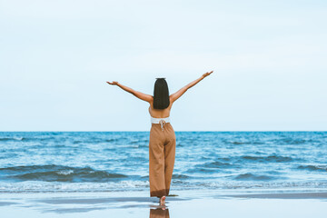 Obraz premium Traveler asian woman relax and travel on beach in Thailand
