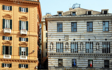Fototapeta na wymiar Gênes, ses façades colorées, son port , ses grues et bateaux, les sculptures et fontaines du centre historique de la ville, Italie