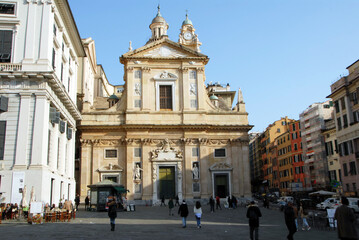 Fototapeta na wymiar Gênes, ses façades colorées, son port , ses grues et bateaux, les sculptures et fontaines du centre historique de la ville, Italie