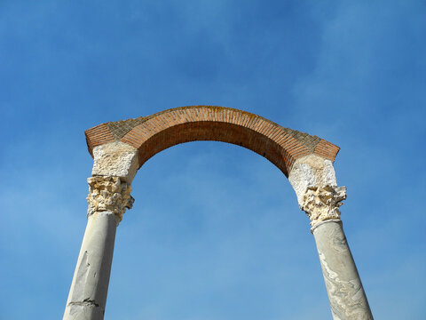 Roman arch, capitals and columns (capitelli e colonne)