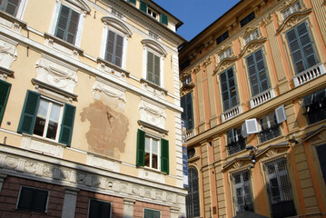 Fototapeta na wymiar Gênes, ville d'Italie, ses façades colorées, le port et ses grues ainsi que de nombreuses sculptures