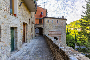 Fototapeta na wymiar View of the little town of Serra san Quirico