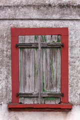Altes Fenster mit Restfarbe an der Fassade eines alten Hauses
