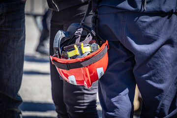casque de pompier Français tenue par une personne - obrazy, fototapety, plakaty