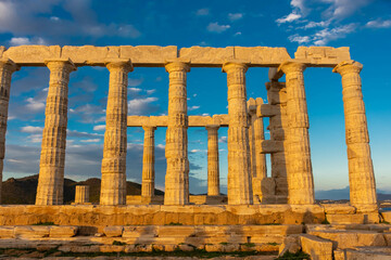 Fototapeta premium The Temple of Poseidon at Cape Sounion at sunset, over the Aegean Sea, Greece