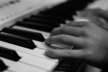 Fototapeta premium 電子キーボードを弾いている手元・モノクローム