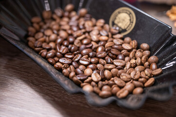 viele Kafee-bohnen in Behälter 