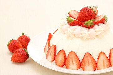 ドーム型の苺のショートケーキ