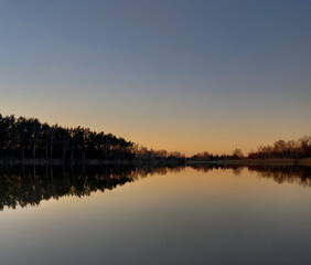 Obraz premium Piękny zachód nad jeziorem