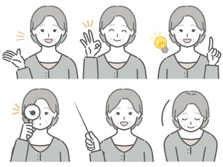 解説する高齢女性