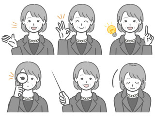 解説するスーツの高齢女性