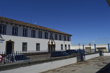 Arquitetura histórica com céu azul