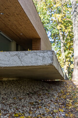 Detal architektoniczny na taras wykonany z betonu w domu jednorodzinnym.