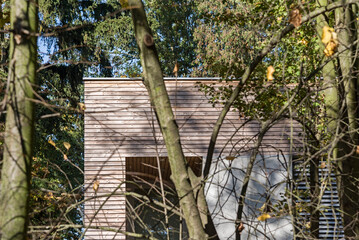 Fototapeta premium Detal architektoniczny na fragment elewacji domu jednorodzinnego wykonanego z drewna.