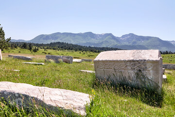 Necropolis Dugo polje, Jablanica, Bosnien und Herzegowina, Landschaft, Grabstätte.