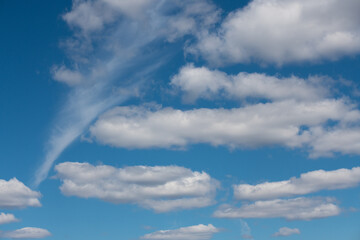 różne rodzaje chmur na niebie