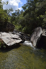 Caminho do rio entre as pedras