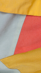 Detalle de chándal de polyester de colores blanco, amarillo y rosa