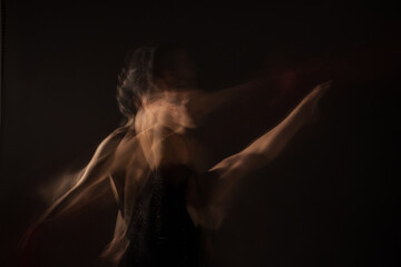 Photographie artistique d'une danseuse en flou de mouvement