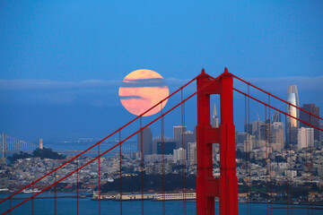 Beroemde Golden Gate Bridge met gebouwen op de achtergrond in San Francisco, Californië, VS