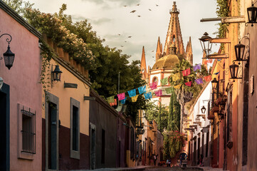 Fototapeta premium Narrow street in San Miguel de Allende in Guanajuato, Mexico
