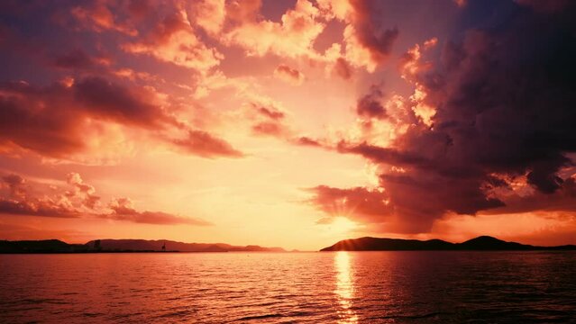 水平線に夕日が沈む海の風景　フィクス撮影
