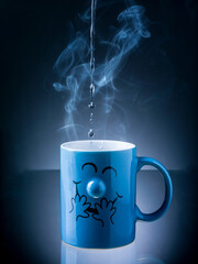 Photographie d'une tasse de thé fumante et joyeuse