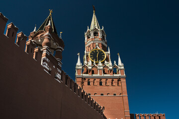 Fototapeta premium Spasskaya Tower of the Moscow Kremlin. Moscow chimes against the background of a blue sky . High quality photo