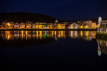 Obraz premium Ville de Bayonne de nuit vue du fleuve de l'Adour