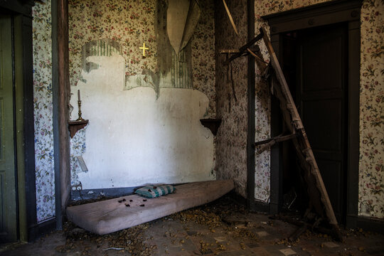 Photographie de chambre dans une maison abandonn&eacute;e