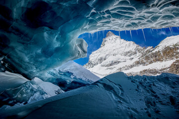Eishöhlen / Gletscherhöhlen in der Region Zermatt im Winter