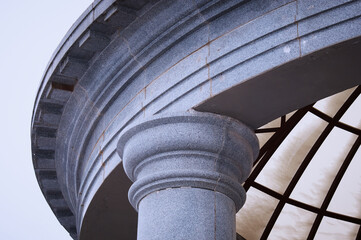Obraz premium Fragment of a column and dome of a granite rotunda. Bottom view