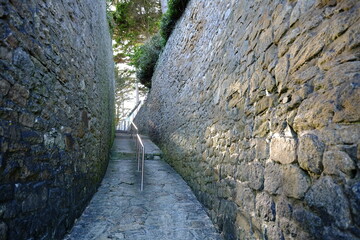 A small path to the beach between two high wall.