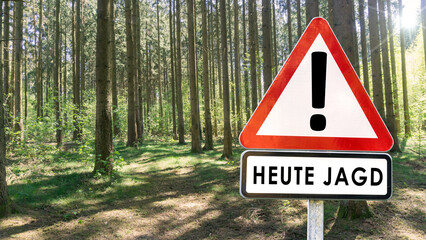 Verkehrsschild Achtung Heute Jagd vor einem Wald, im Wald ist heute Treibjagd  - obrazy, fototapety, plakaty