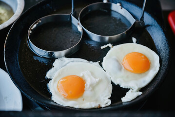 In a pan, fry an egg Two molds are used to fry.