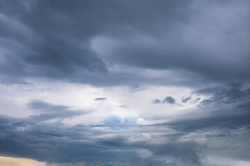 Obraz premium Gloomy stormy sky with thick gray clouds, cloudscape natural background