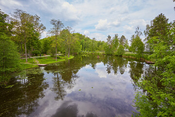 Obraz premium Evening landscape on the banks of the river in the park.