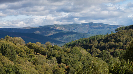Fototapeta na wymiar Las montañas de Ourense desde O Santo