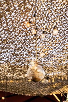 Guirlande style ampoules lumineuses accroch&eacute;e &agrave; un voile d'ombrage