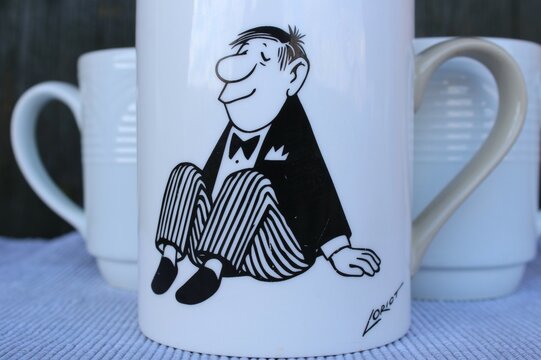 Görisried, 19. April 2022, Deutschland: Tasse mit einer Zeichnung von "Loriot". "Loriot" ist der Künstlername von Vicco von Bülow, ein bekannter Komiker und Cartoonist. Die Zeichnung ist von ihm.