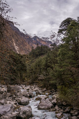 Rivière passant dans des gorges au Népal