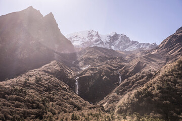 Photographie de montagnes enneigées au Népal