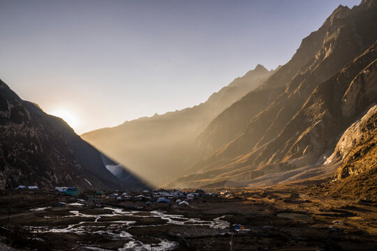 Photographie d'un village de haute montagne le soir dans la vall&eacute;e du Langtang au N&eacute;pal
