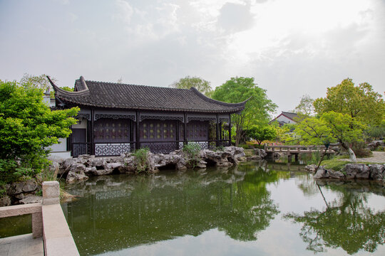 An ancient Chinese style building by the pond.