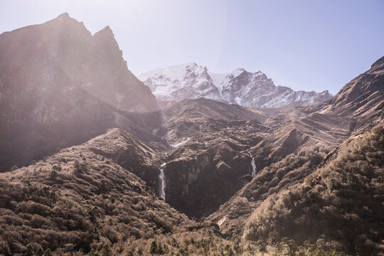 Photographie de montagnes enneig&eacute;es au N&eacute;pal