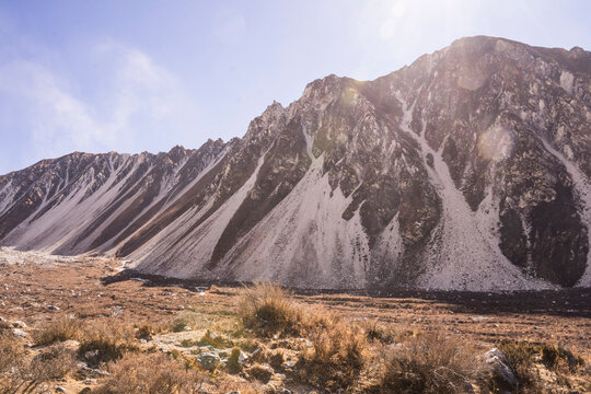 Photographie des glissements de terrains sur une montagne au N&eacute;pal