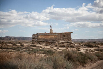 Fototapeta na wymiar Cabane pittoresque dans le désert de Bardenas Reales en Espagne