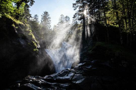Photographie d'une cascade travers&eacute;e par des rayons de lumi&egrave;re
